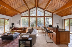 Bighorn by AvantStay Spacious Ski Cabin w Sprawling Porch Views Hot Tub